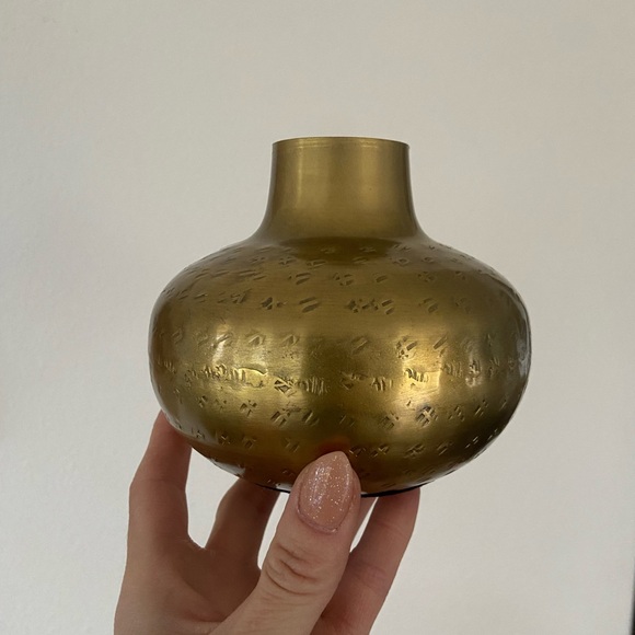 Brass hammered vase vintage vibes brushed gold patterned home decor boho modern - Picture 8 of 15